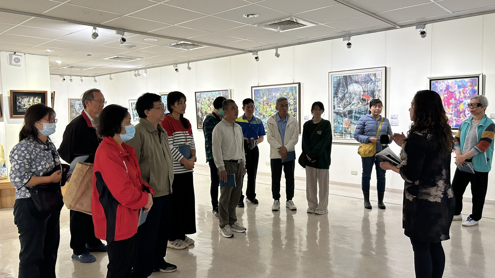 Creator Lai Rui-Chen shared her creative achievements over the years with the tour guide volunteers